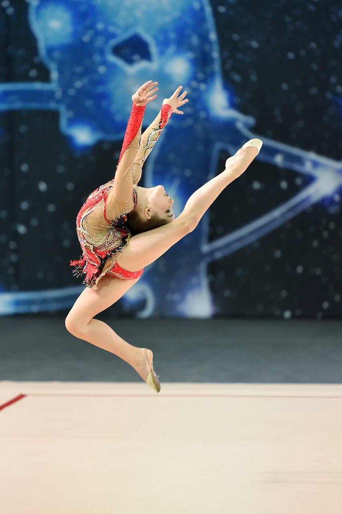 аглая синяя птица. гимнасты под куполом цирка. воздушная гимнастка в синем. воздушные гимнасты. синяя птица девочка гимнастка.