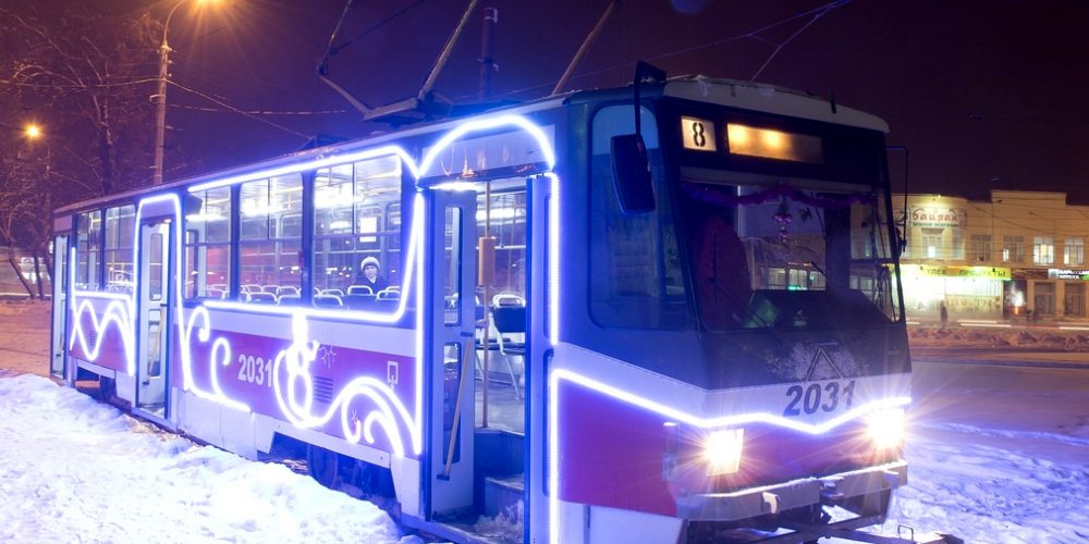 Трамваи и троллейбусы в новогоднюю ночь перевезут волгоградцев спецрейсами