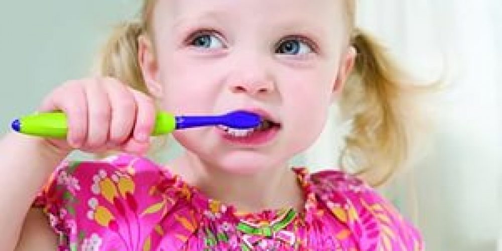 Как правильно чистить зубы малышу?