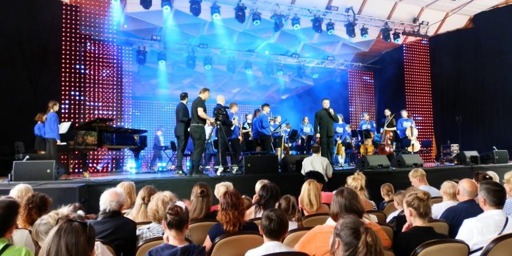 Волгоградский детский симфонический оркестр выступил вместе с известным контрабасистом