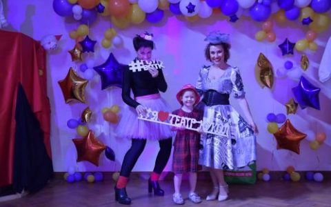 В празднике детства в театре кукол приняли участие дети из Донбасса 