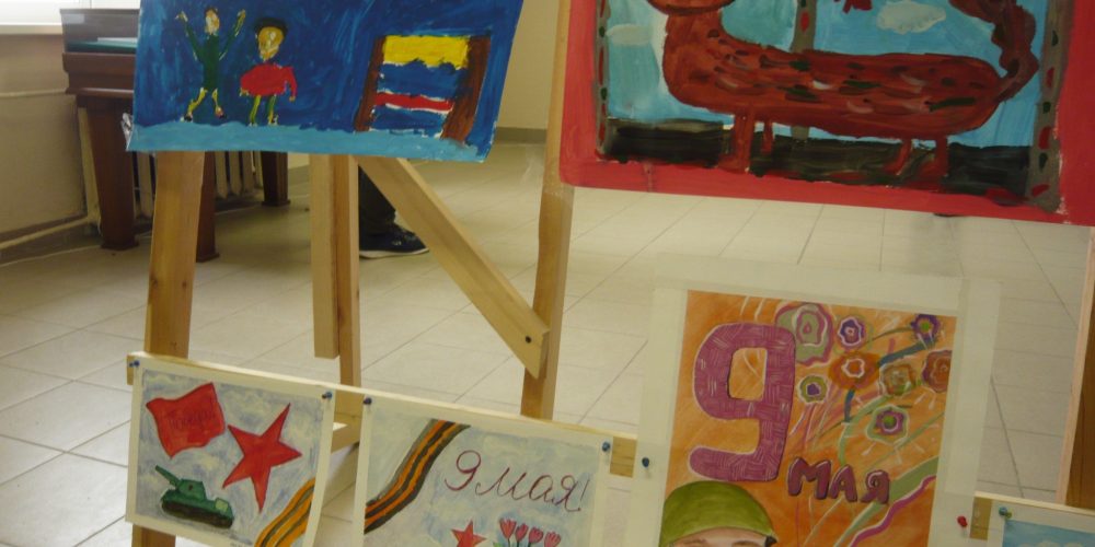 В Волгоградской детской галерее продолжается выставка «Победа в наших сердцах»