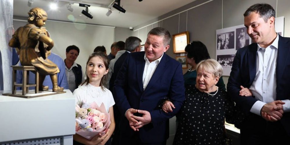 Александра Пахмутова посетила выставку «В песне – жизнь моя!» в Волгограде